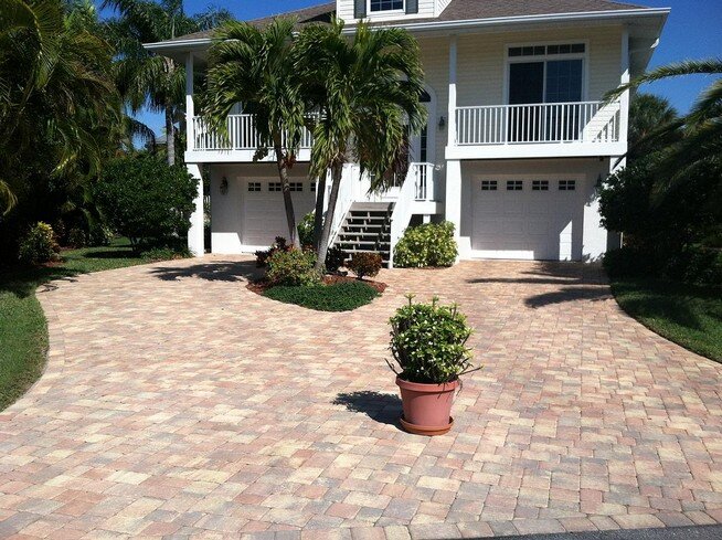 Pavers around the pool deck in Bradenton FL